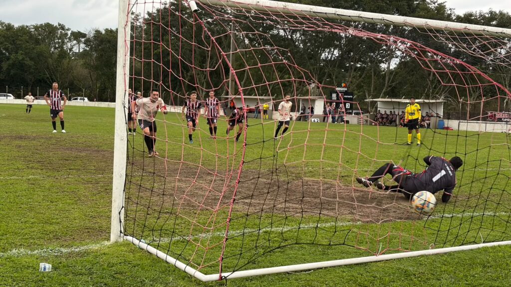 Gustavo marcou o gol solitário do Flamengo
